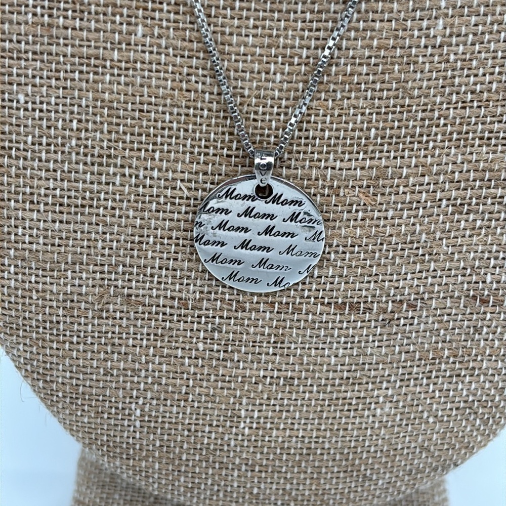 “Mom” 925 Pendant with 20 inch 925 Box Chain